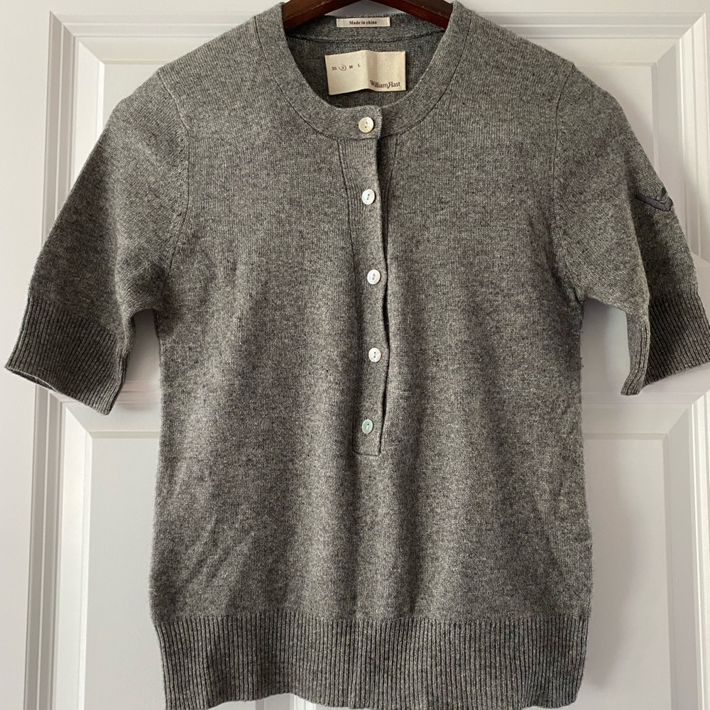 Cashmere short sleeved sweater.